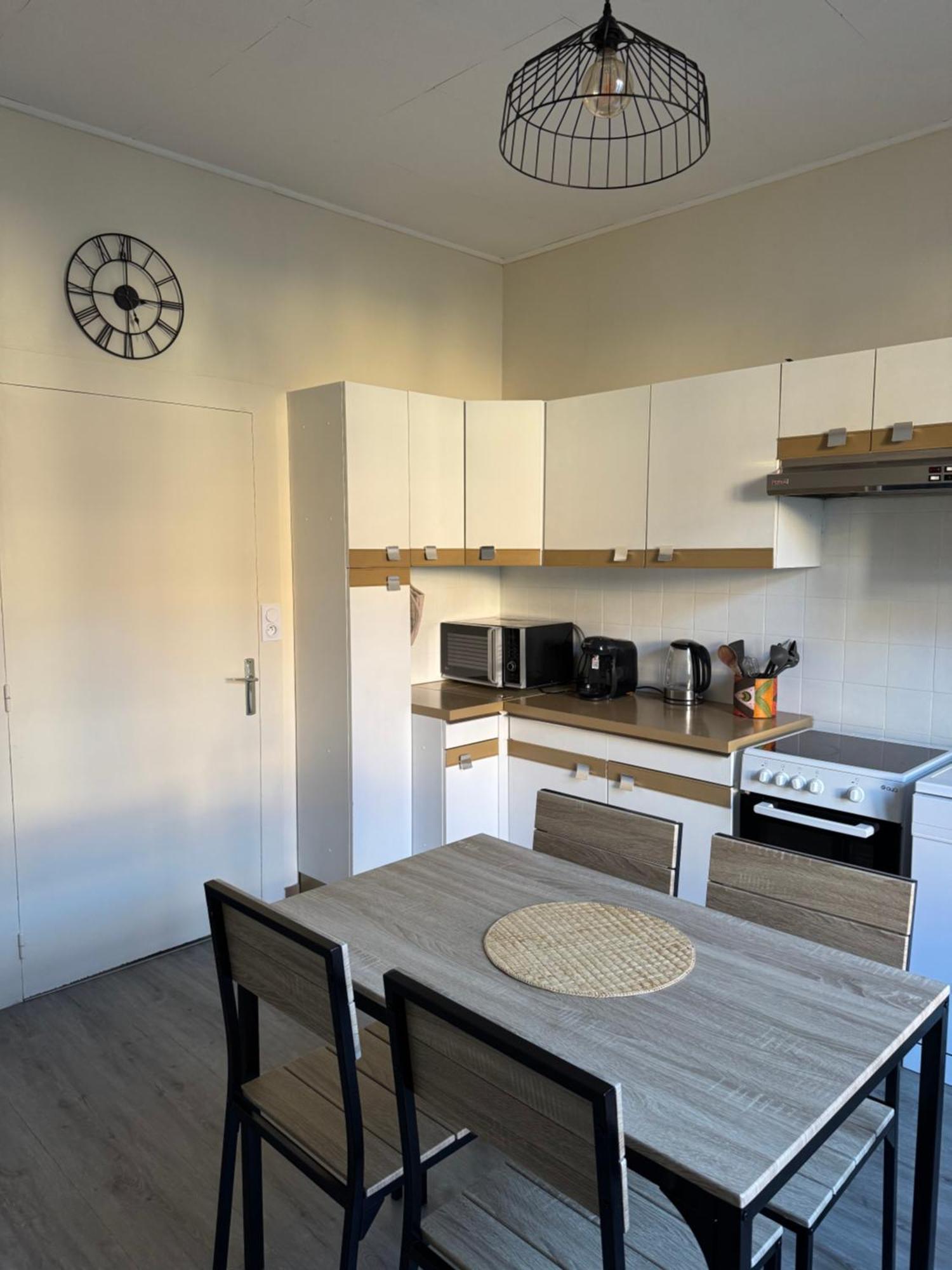 Appartement T4 70M2 - Meuble - Centre Ville - Proche Thermes Lons-le-Saunier Luaran gambar